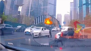 Đột nhiên lại thành xe sau đâm đuôi xe trước và chịu toàn bộ trách nhiệm! Cư dân mạng: Rolls-Royce c