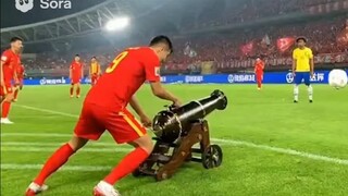 Di hadapan tim nasional sepak bola AI, juara Piala Dunia hanyalah seorang gadis kecil