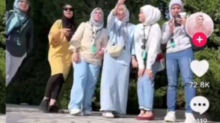 مجموعة من الجميلات العربيات من تيك توك يأتين إلى الصين في رحلة ويرتدين زي الهانفو، مما جعل الأجانب ي