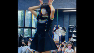 A Japanese K-pop teacher is teaching a new dance song! Whose song is it this time?