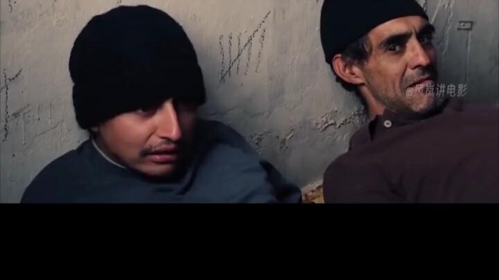 لصّ يُهاجم ويصطدم بشاب غريب الأطوار فيتعرض للإذلال حتى الجنون!