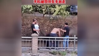 男子钓到一条几十斤的大鱼，想把鱼举起来给大家展示，不料被同伴失手放走