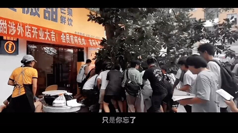 Học viện Kinh tế Đối ngoại Hồ Nam, mọi người đều đang cứu những thương binh lẽ ra không nên bị thươn