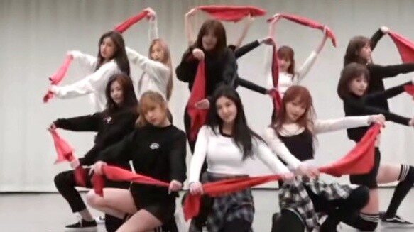 Selanjutnya, mari kita sambut IZ*ONE Shorty Art Troupe untuk mempersembahkan pertunjukan "Beautiful 