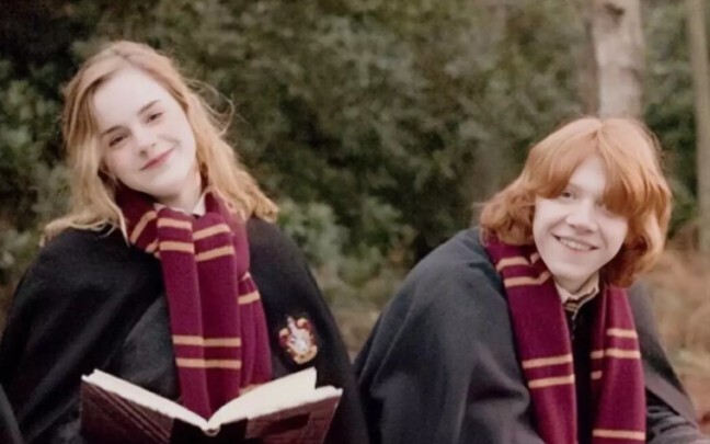 [Ron|Hermione] "Bagaimana kau bisa sebodoh itu sampai kau tidak tahu kalau aku menyukaimu?"