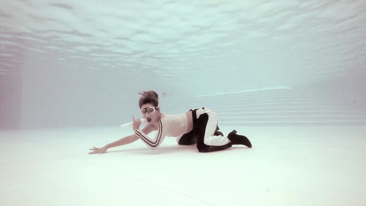 Nhảy cover "Maria" - Hwasa dưới nước
