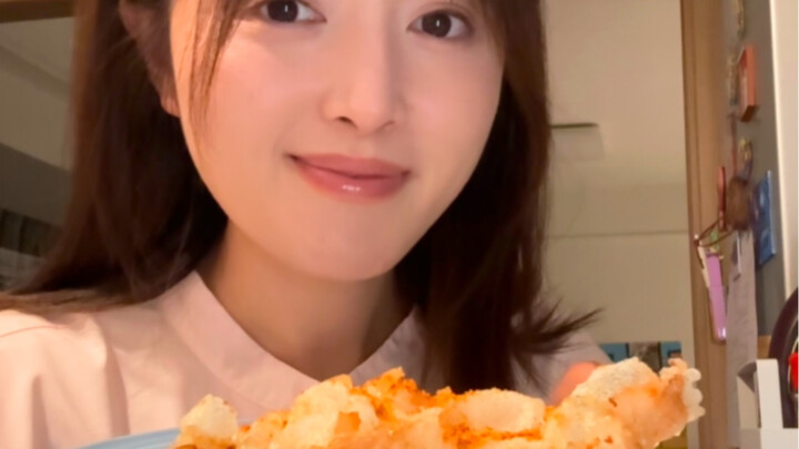 Hidangan pendamping minuman hari ini adalah keripik udang dan mi berkuah pedas.