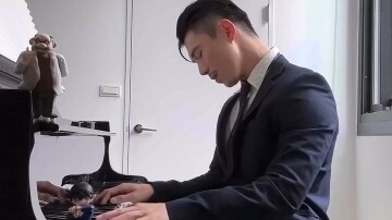 Seorang pria berotot tampan sedang memainkan piano - Tema hari ini [Maori Kogoro yang Tidur], apakah
