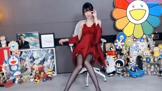 腐团儿红色吊带连衣裙红色外套吊带黑丝红色高跟鞋战术后退