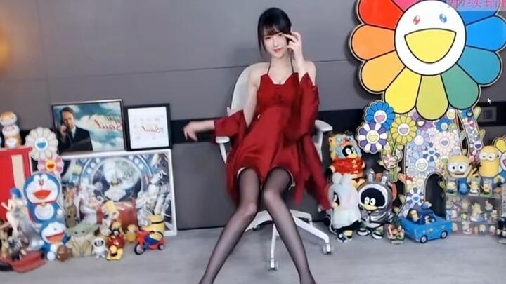 Gaun terusan tali merah kelompok Fudan, jaket merah, stoking hitam bertali, sepatu hak tinggi merah,