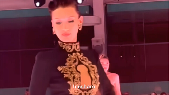 【Bella Hadid X Gigi Hadid】Còn bị Gigi phía sau làm cho bật cười luôn