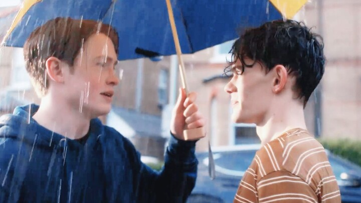 “Would you kiss someone who isn’t a girl?” “Would you kiss me?” ◉ Heart Stopped | Heart Stopper