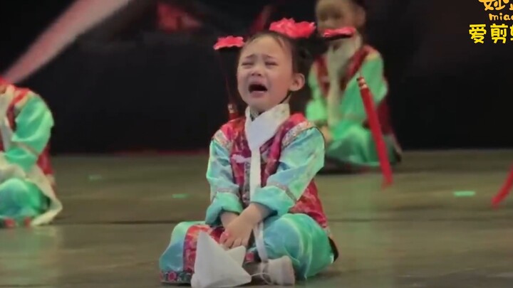 Dù có khóc cũng phải hoàn thành phần biểu diễn, cô gái này quả thật vừa cứng cỏi vừa đáng yêu!!! Hah