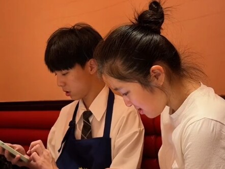 Hai đứa trẻ tự kỷ, trong thế giới đơn thuần của chúng, cũng có những niềm vui riêng. #Tự kỷ #Cuộc số