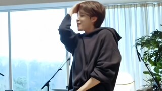 رقصة شياو وو هي رقصة الرقص، نسخة مكبرة منفردة من "VIBE"