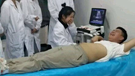 Selalu denger orang bilang pemeriksaan USG itu bikin geli, tapi hari ini: baru pertama kali lihat, b