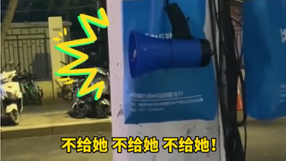 لمساعدة المواطنين على تجنب المزالق، تكرر مكبر صوت صغير على جانب الطريق التذكير بأن ركن الدراجات الكه