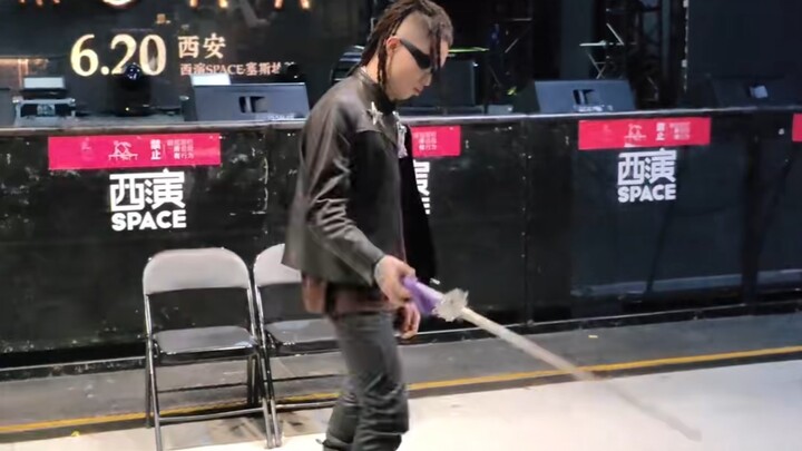 SAKEE showcased his swordsmanship during the autograph session for fans!