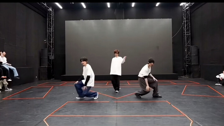 Mấy anh em nhảy vũ đạo girl group cho nhau xem, cuồng nhiệt quá!