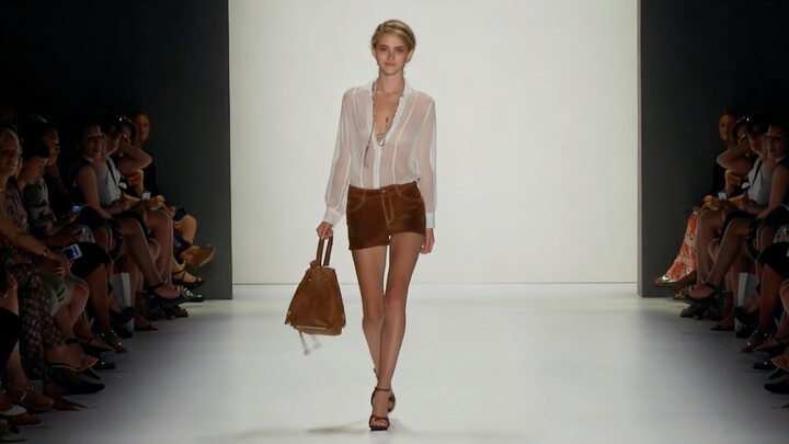 Breath‑taking beauty! Top‑tier model in an ultra‑short skirt struts the runway: every step hits you 