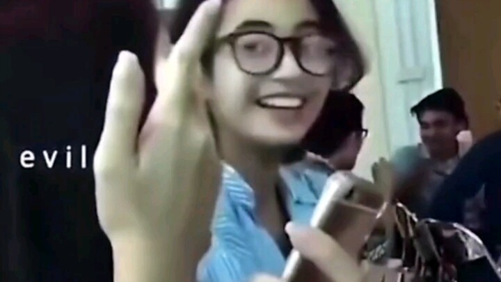 إنها تضحك بسعادة كبيرة!