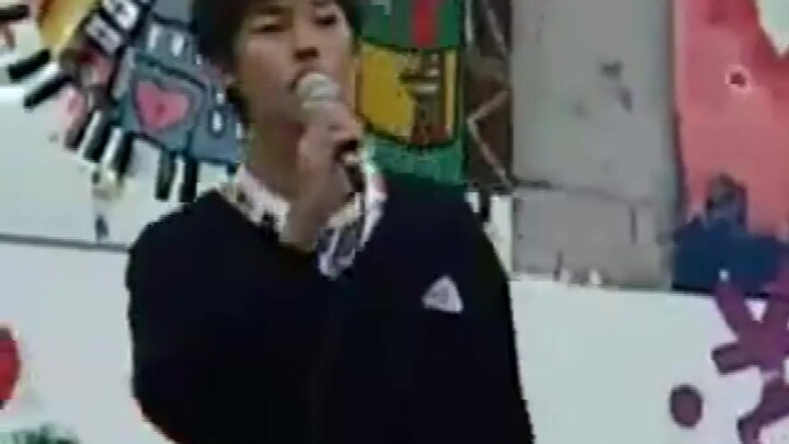 Xu Guanghan yang berusia 17 tahun, saat festival seni SMA bernyanyi bersama teman-temannya lagu "Aku