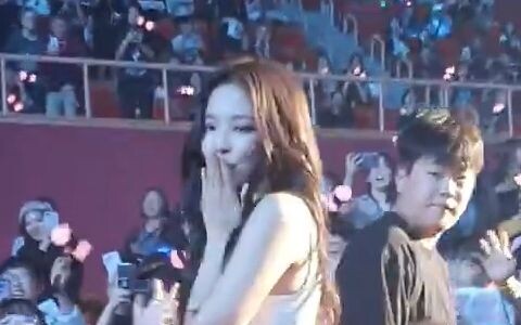 [BLACKPINK Kim Ji-soo & JENNIE] Bây giờ tôi mới được xem KICK IT gần đến thế