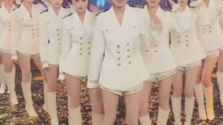 พี่ใหญ่แห่งหย่าเจียจับมือกับบรรดาศิษย์สาวร่วมเต้นรำ