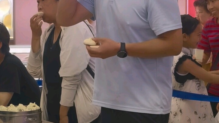 Makan bakpao bersama “pro player”