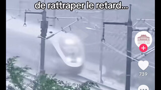 外网评价中国高铁在暴雨中高速行驶，表示一定要来中国坐一次高铁