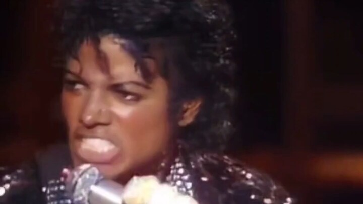 Chú Jackson của bạn năm 1992 đã tung một cú nhảy sấm sét, mặc quần lót vàng lộ ra ngoài, đứng đó hơn