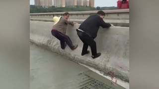 เพื่อข้ามถนน