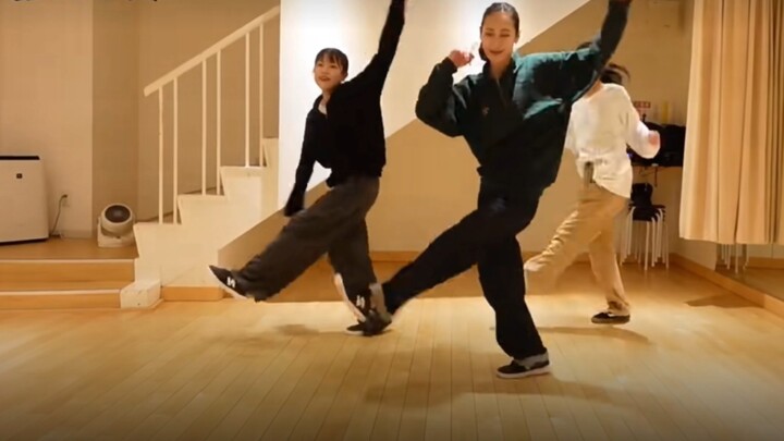 เปิดยีนส์ใหม่สไตล์โอลด์สคูล! โอ้โห! ท่าเต้นสุดสร้างสรรค์ของเทพธิดาประจำบ้านมิยู