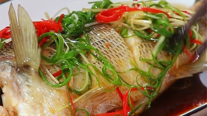 When steaming sea bass, never just slap on salt and cooking wine! Today I’ll show you a trick to ste
