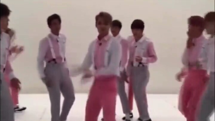 Dù cực đỉnh thật nhưng đột nhiên mất tiếng là tôi chết vì cười luôn.