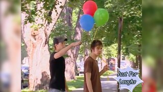 Cầm kéo đi cắt bóng bay :))