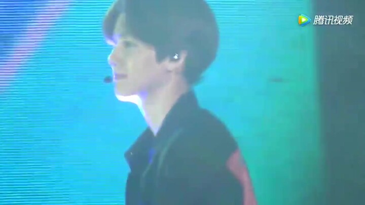 Park Chanyeol bỗng tặng một bông hồng cho Byun Baekhyun, cả khán phòng vỡ òa trong tiếng hò reo! Ha 