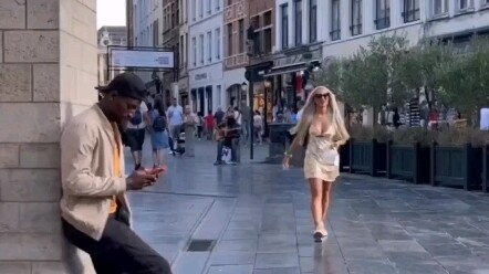 الأخ الأسود يمزح بطرافة في الشارع