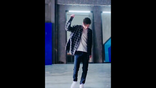 عندما ترقص شياوبو، لا يمكنك أن تغمض عينيك عنها أبداً، في أي وقت كان [يغطي عينيه]