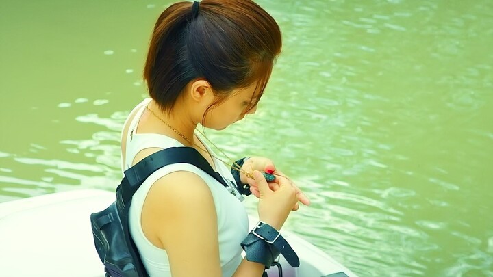 A woman, guided by a black bird, successfully located the underwater bank—a golden-treasure ancient 