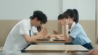 Gadis lugu menjinakkan cowok nakal terpanas di sekolah dan dimanja tanpa henti