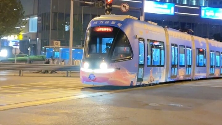 有轨电车、路灯充电、AI街景？现在的城市进化也忒牛了吧！