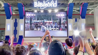 Crowd Singing "Cardcaptor Sakura" on BW Comic-con