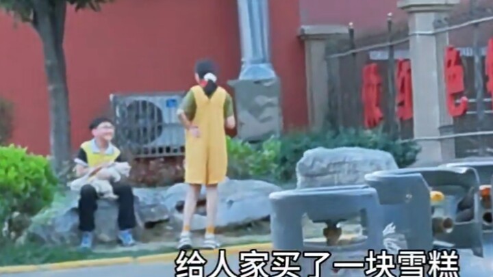 Little Shaobing spends his money buying popsicles for his female classmate but won’t even eat one hi