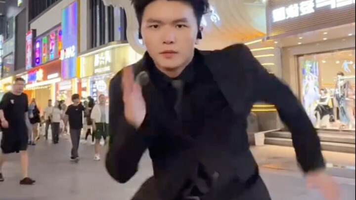 Góc nhìn của người qua đường này hài hước quá nhỉ?