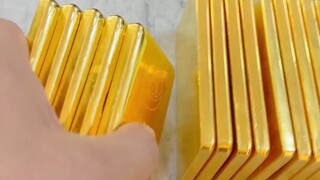 Yesterday, gold prices surged and then fell back; now they're at 389 yuan per gram.