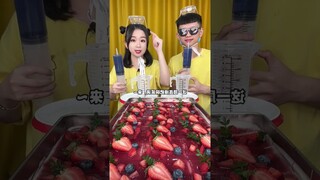 Thử Thách Người Đổ Nước Vào Bát Nhiều Hơn Sẽ Được Ăn Đồ Ăn 3 #shorts