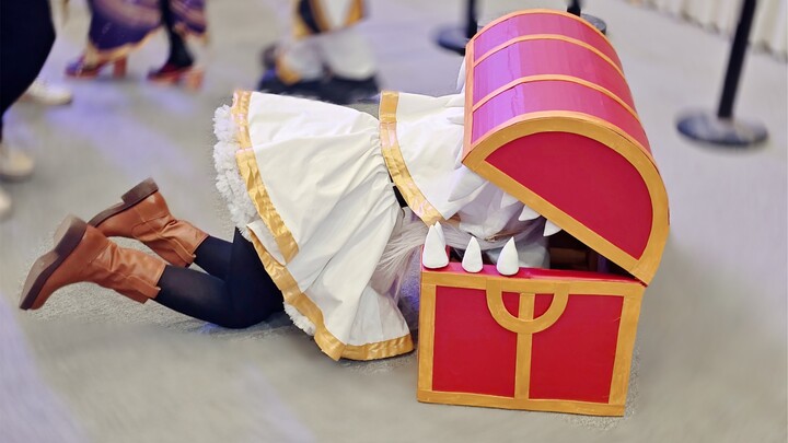 No way... Someone actually brought THIS to a comic convention?