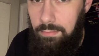 这哥们怎么回事？什么奇奇怪怪的东西都往嘴里塞