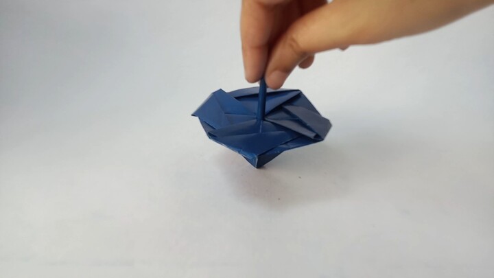 Turning a blue paper into a spinning top 🔵✨ Origami creativity at its best.